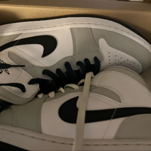 Jordan 1 Mid Light Smoke Grey for Women Size 12W - Picture 4 of 8